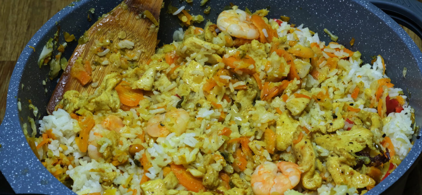 Reispfanne mit Curry Huhn und Shrimps